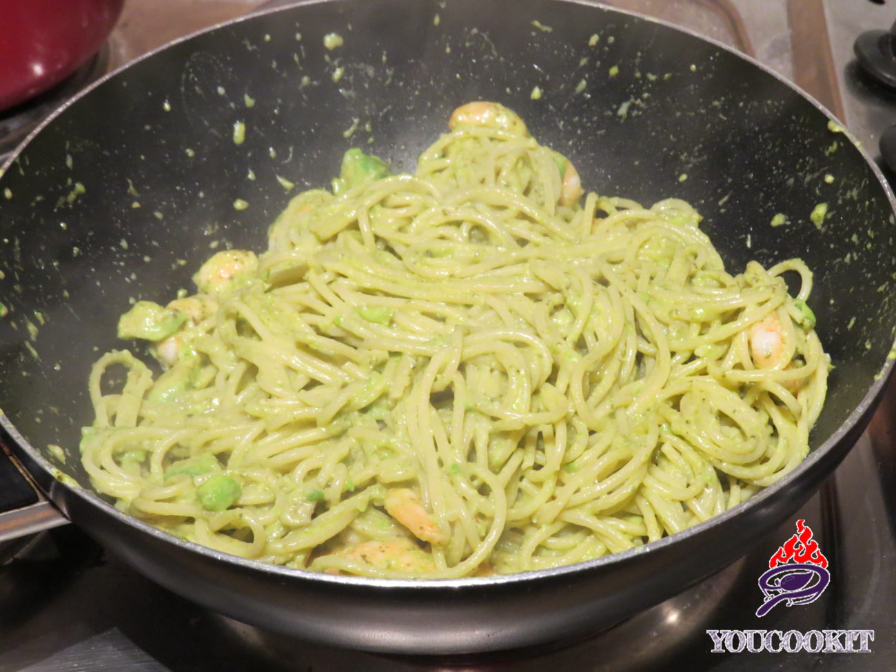 Pasta al pesto con gamberi e avocado – YOUCOOKIT